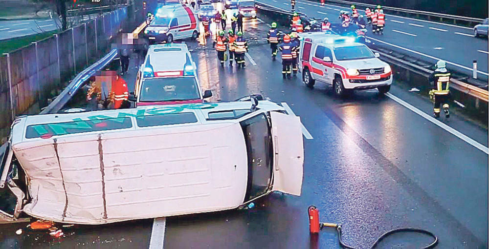 Prevrnuo se kombi kod Dobanovaca
