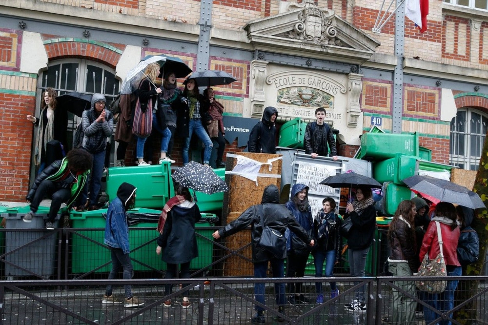 Policija oterala studente iz zgrade Univerziteta