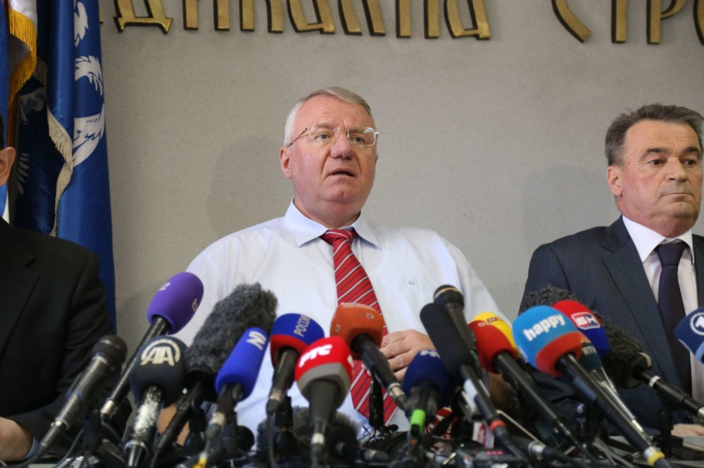 Šešelj: SNS mi otima članove!