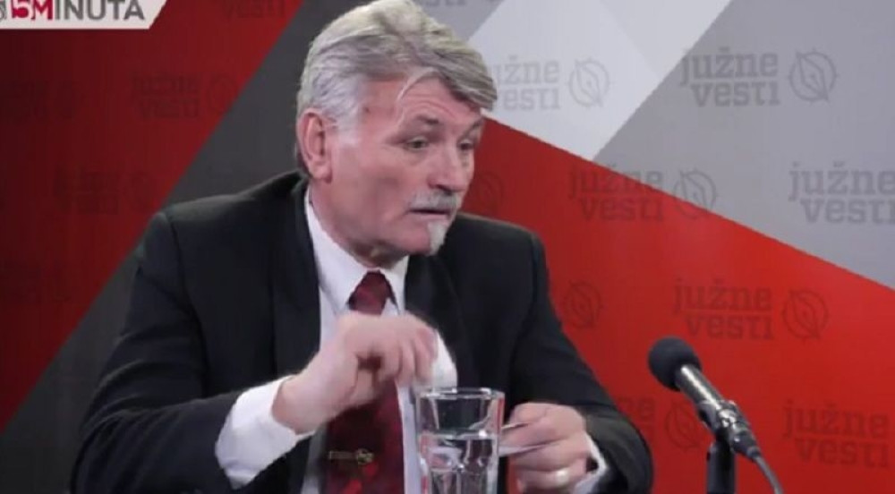 Pred kamerama pocepao članske karte SNS (VIDEO)