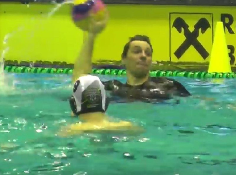 Vujasinović pogađa gol sa preko pola (VIDEO)