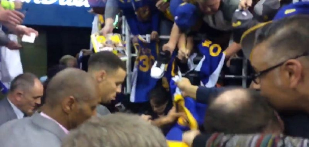 Karijev autogram umalo ga koštao života (VIDEO)