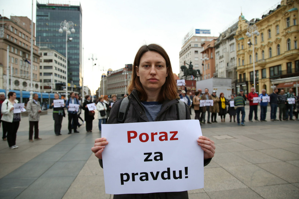 Na protestu protiv presude Šešelju samo desetak ljudi (FOTO)