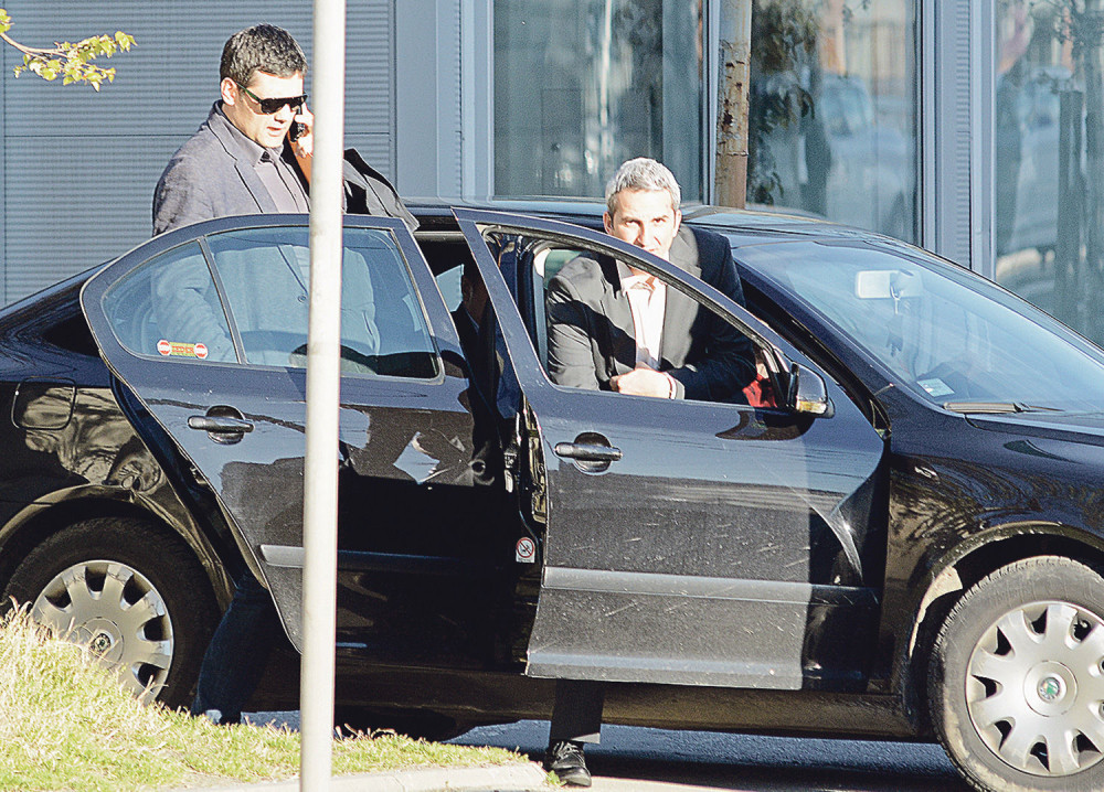 Mladenoviću, operi auto!