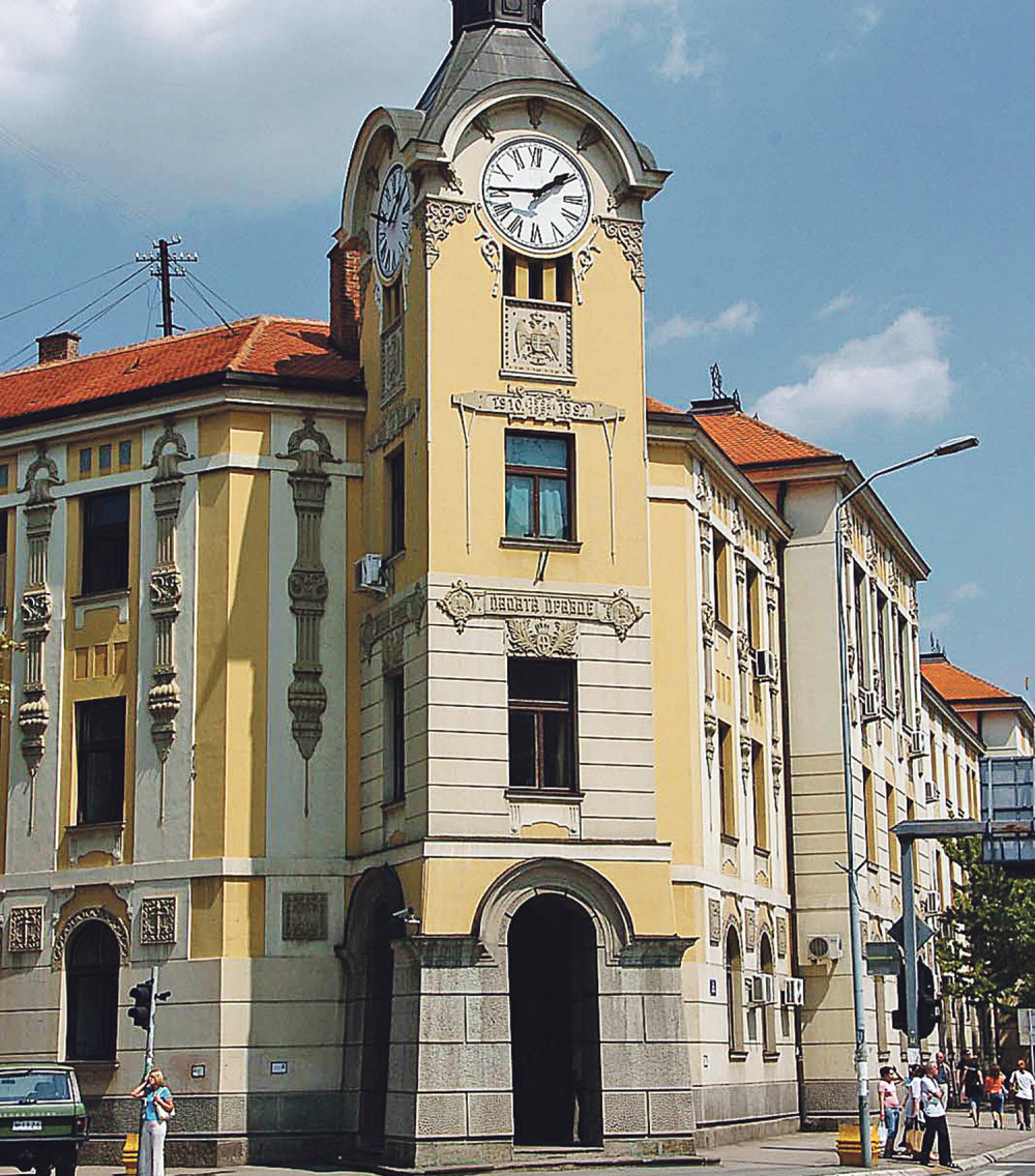 Tukao bivšu suprugu ispred suda!