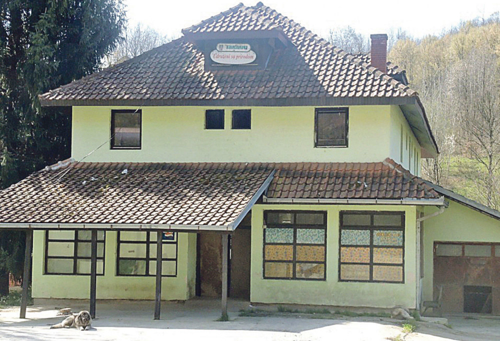 Konobare držao pod ključem, konobarice podvodio