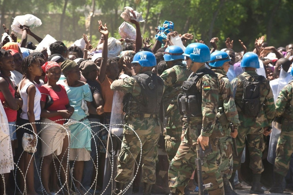 Mirovnjaci silovali maloletnice i terali na seks sa psima