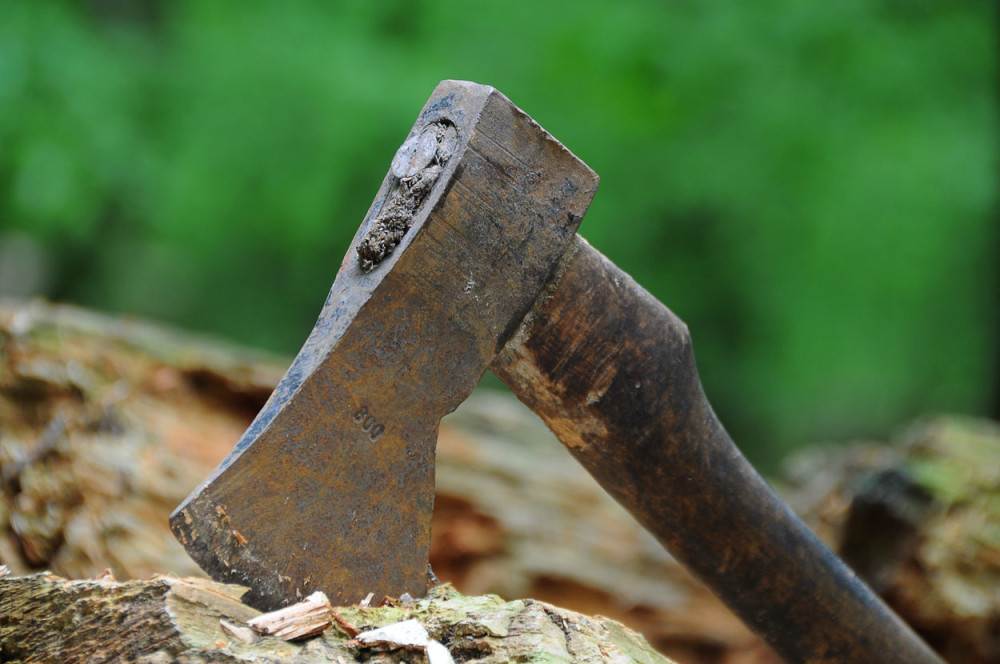 Drvoseče se napile u kafani! Jedan izvadio motornu testeru i krenuo na drugog! Krv šikljala na sve strane!