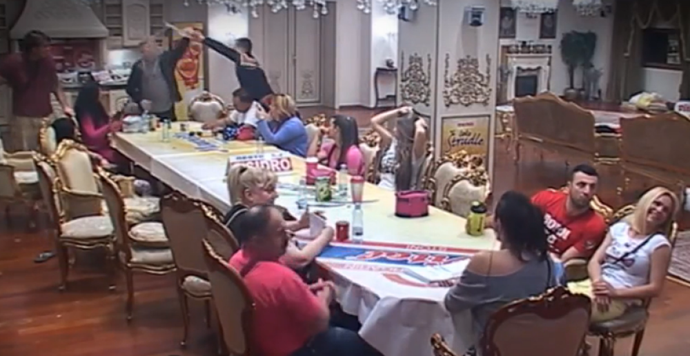 Brendon nazvao Marka gejem, pa dobio po glavi! (VIDEO)