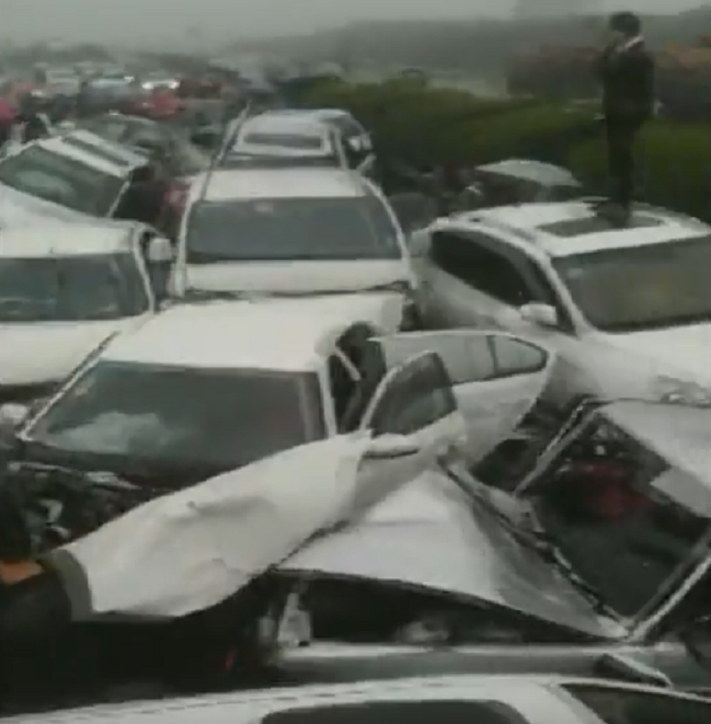 Najmanje 11 mrtvih u lančanom sudaru!