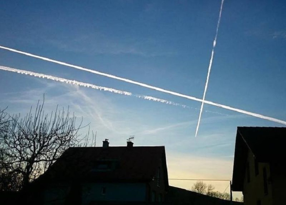 Jedrilica se srušila na krov kuće, pilot preživeo