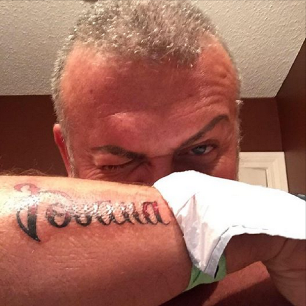 Maca istetovirao ženino ime na ruci!