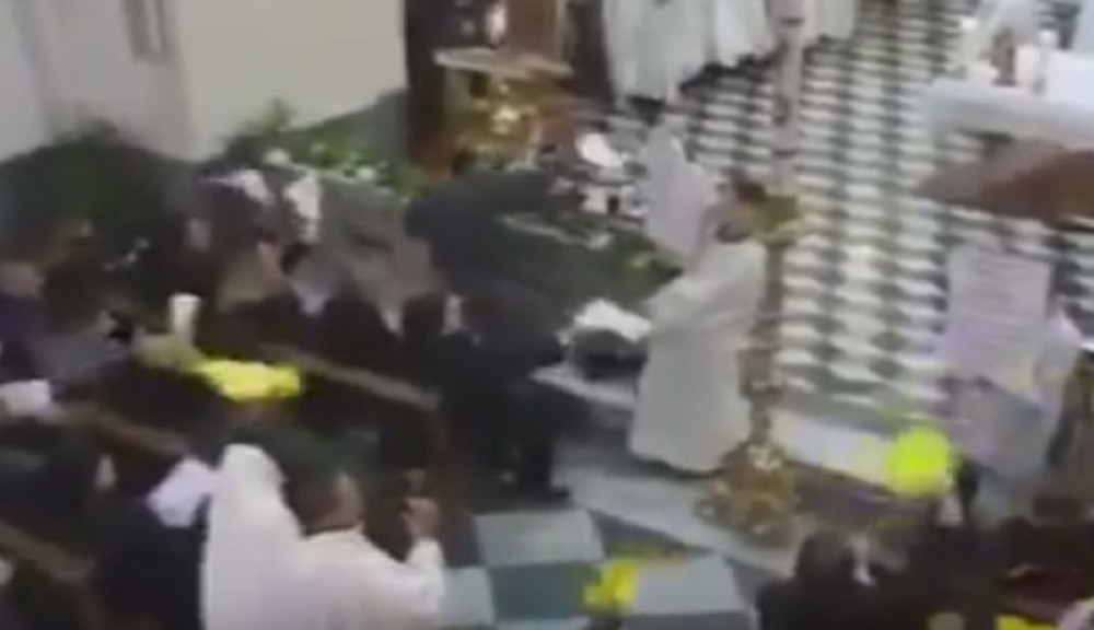 Pop zapevao himnu Napolija, a za njim cela crkva (VIDEO)