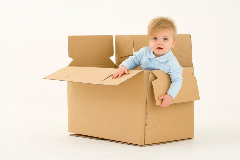 Bebe sada spavaju u kutijama!