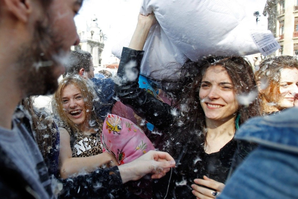 Obeležen Dan tuče jastucima! (FOTO)