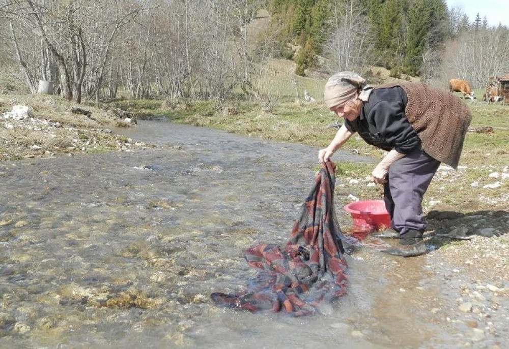 Ručno pere veš na potoku (FOTO)