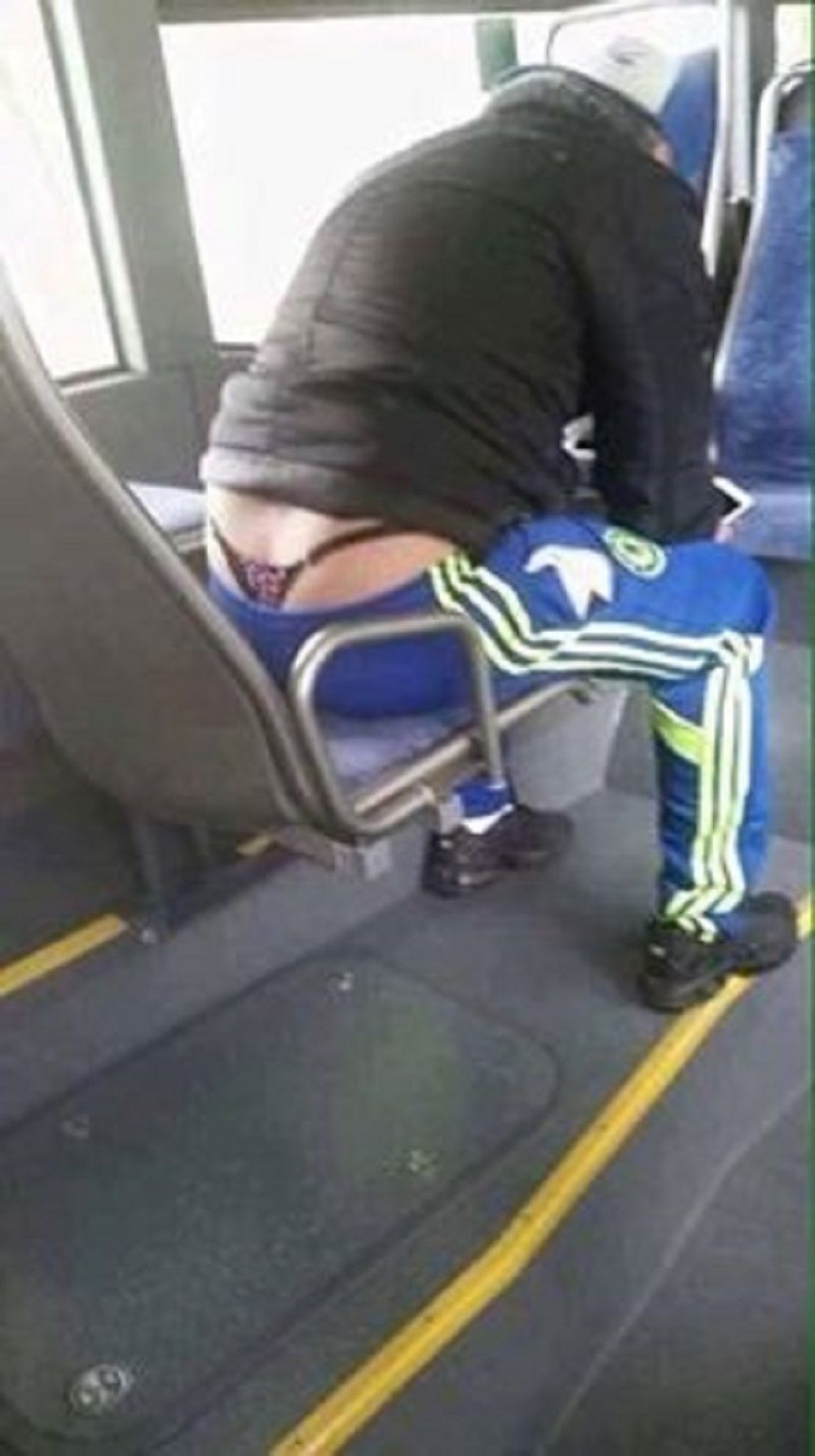 Prošetao tange u gradskom prevozu! (FOTO)