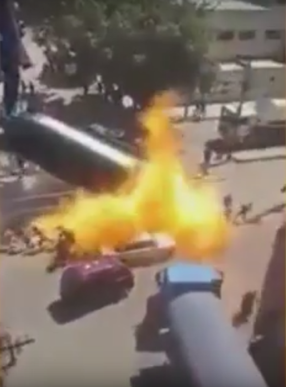 Krali gorivo iz prevrnute cisterne, a onda je nastao pakao! (VIDEO)