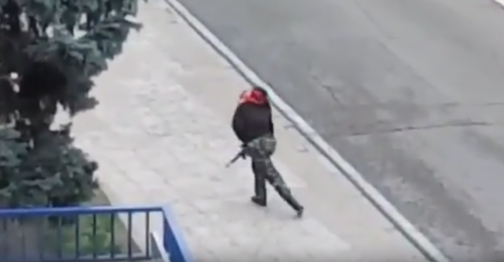 Obukla se kao Rambo i prošetala s puškom! (VIDEO)