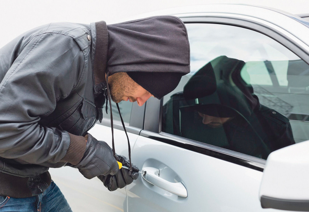 Lopov povredio nogu bežeći od policije!