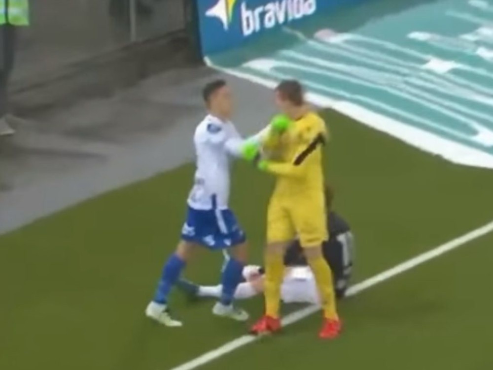 Bosanac skrivio penal, tukao svog golmana, pa dobio crveni! (VIDEO)