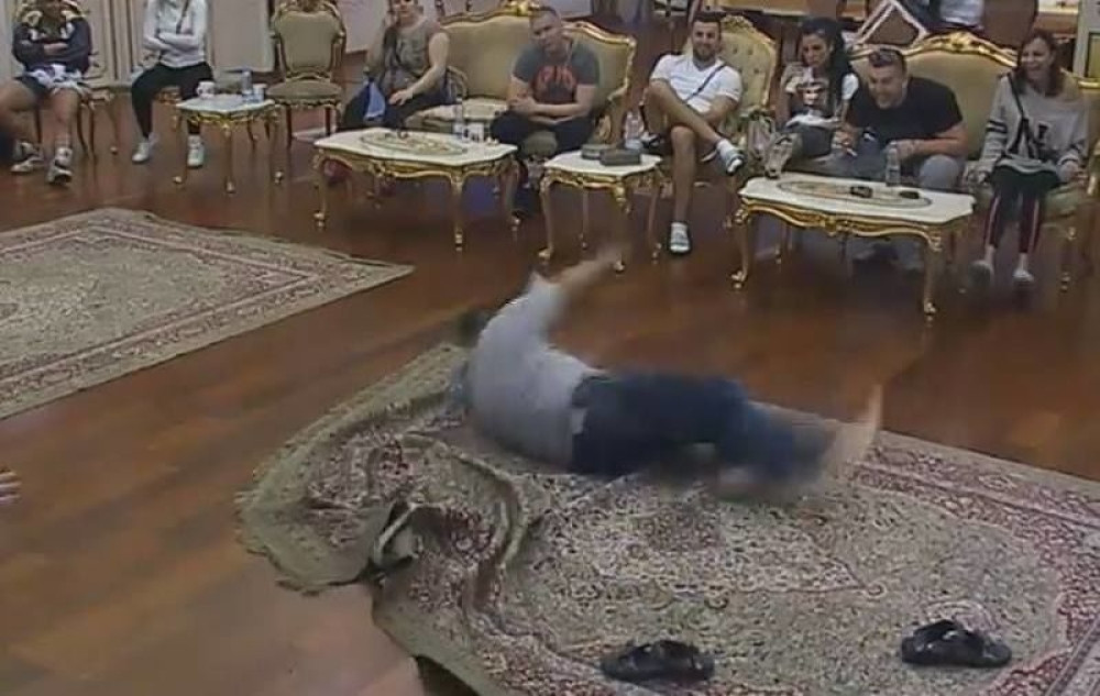 Umotali ga u tepih, pa bacili u bazen!