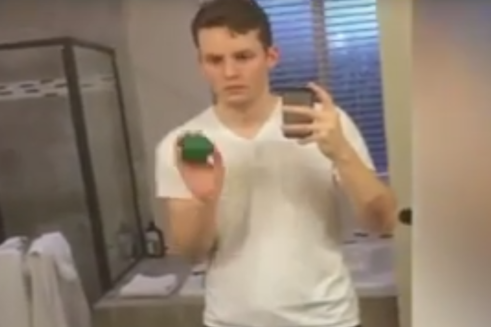 Sa svojim klonom se dobacuje lopticom?! (VIDEO)