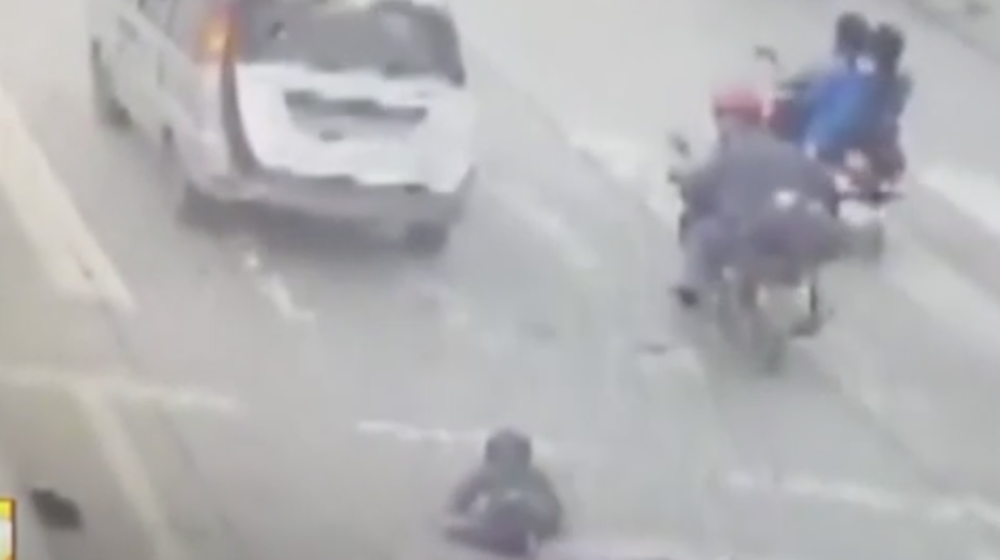 Dete ispalo iz kombija, pregazio ga automobil! (VIDEO)