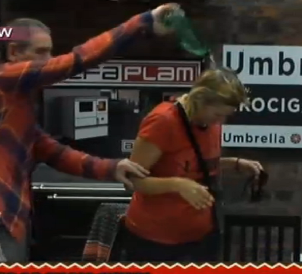 Lepi Mića ispolivao Jelenu vodom! (VIDEO)