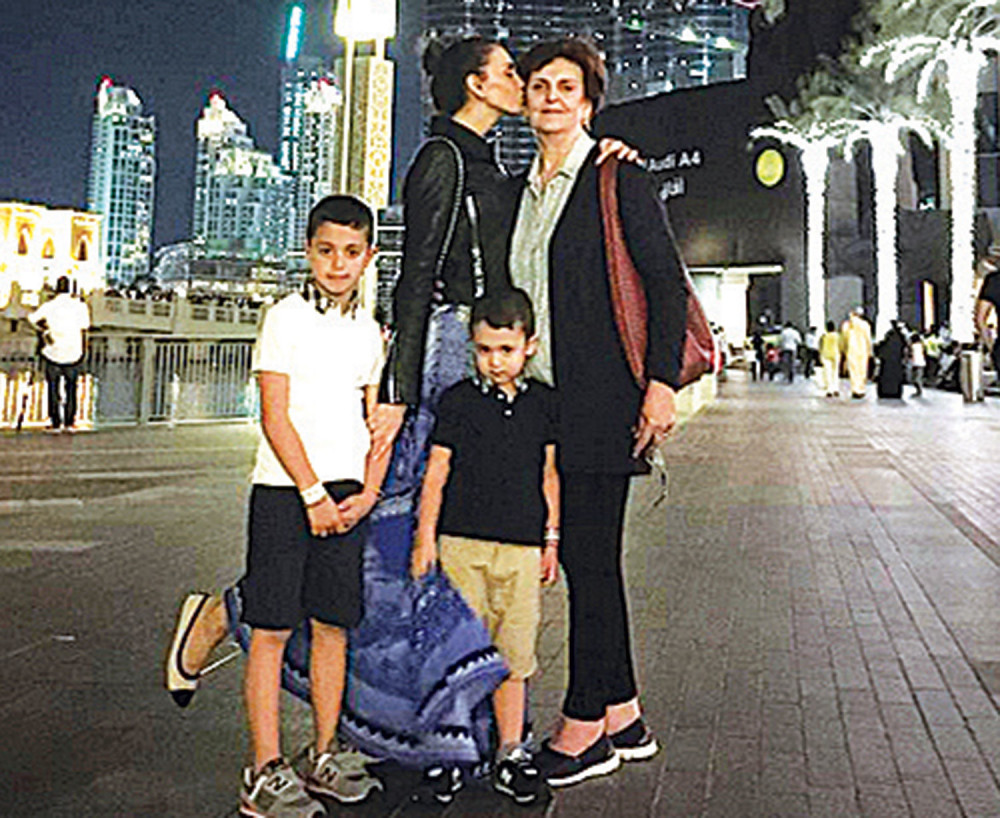 Emina sinove i majku odvela u Dubai