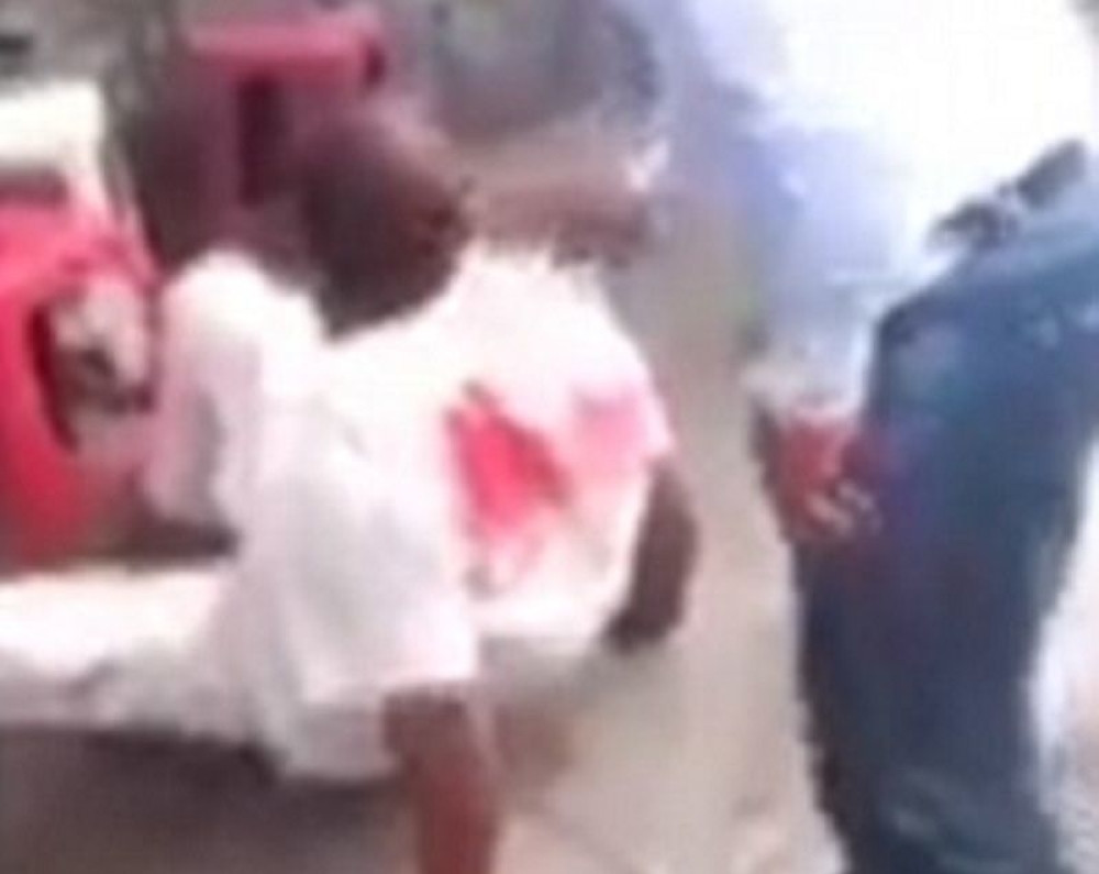 Pretukli lopova, pa ga živog spalili (UZNEMIRUJUĆI VIDEO)