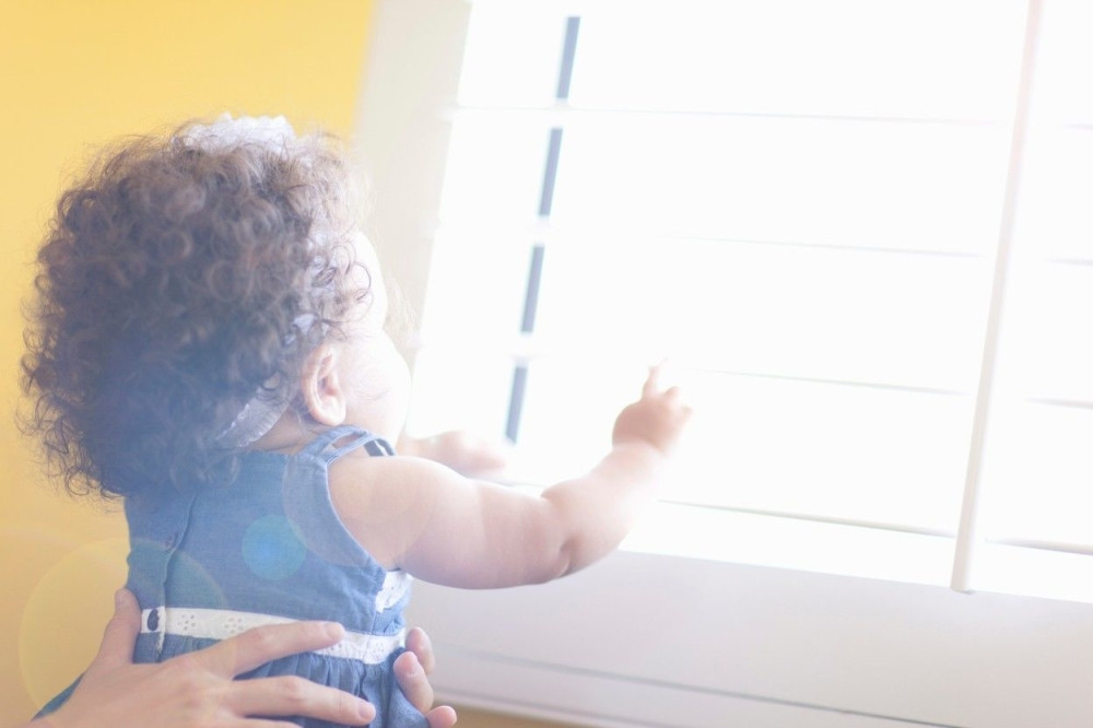 Majka podvodila sina (2) i ćerku (1) dečku i njegovim prijateljima!