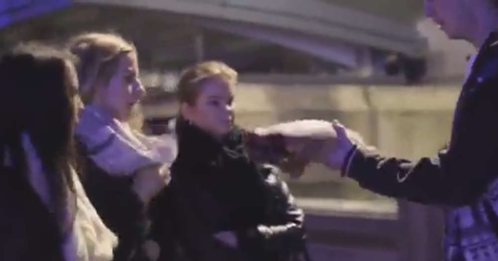 Odsečenom nogom plašio ljude po Londonu! (VIDEO)