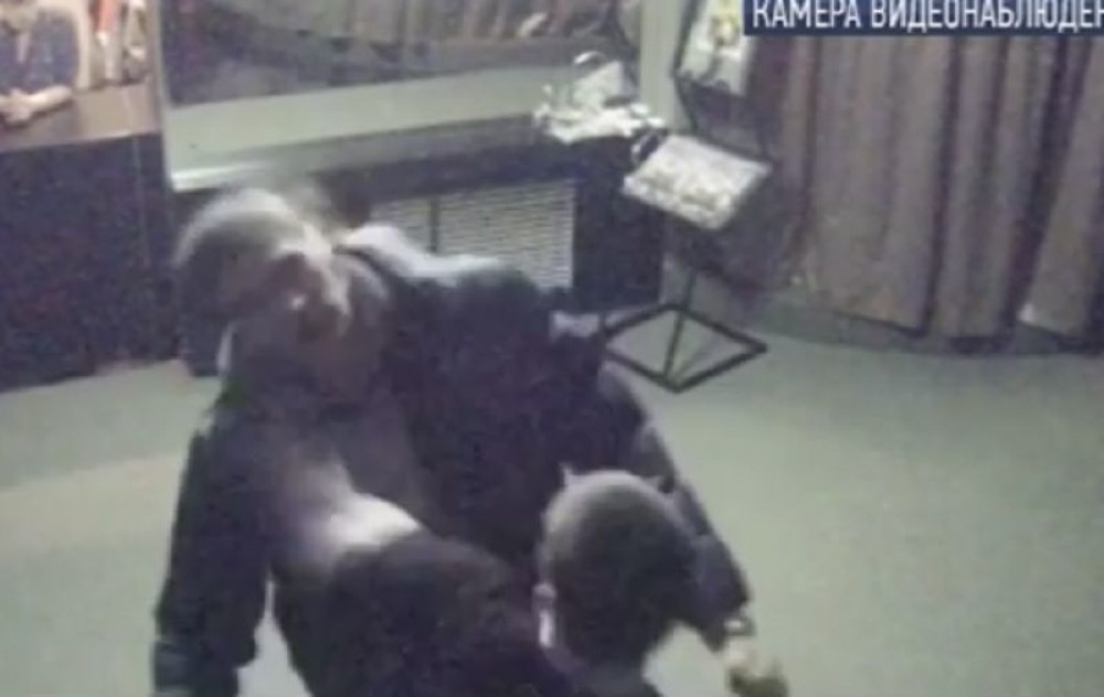 Odbojkaški trener nokautiran u klubu (VIDEO)