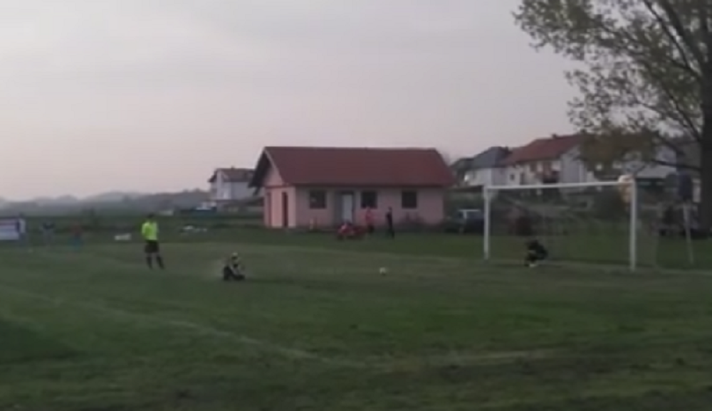 Najsmešnije izvođenje penala do sada! (VIDEO)