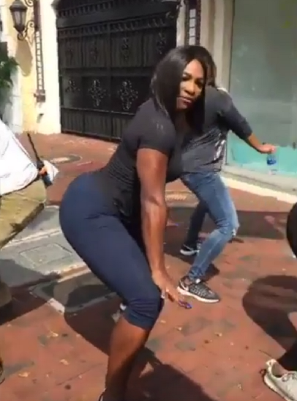 Evo kako Serena “tverkuje”! (VIDEO)