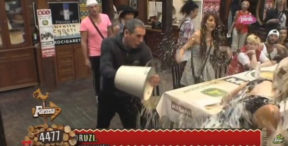 Mića sručio kofu mleka Golubovićki na glavu! (VIDEO)