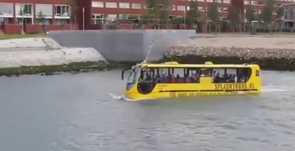 Autobus "tera" po drumu i vodi (VIDEO)