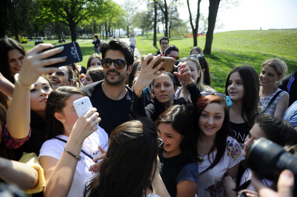 Beograđanke navalile na Bali-bega! (FOTO + VIDEO)