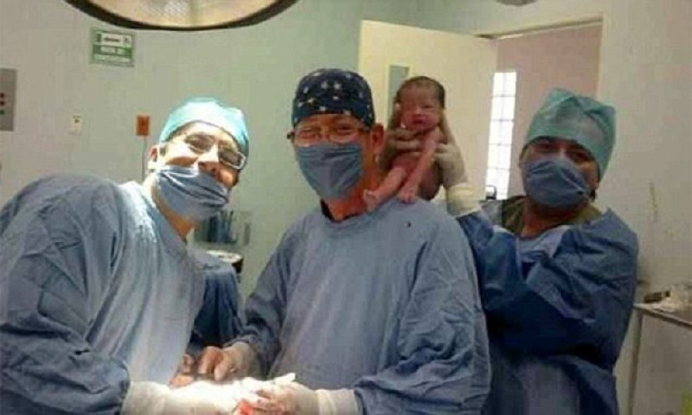 Doktori pozirali s bebom kao da je trofej!