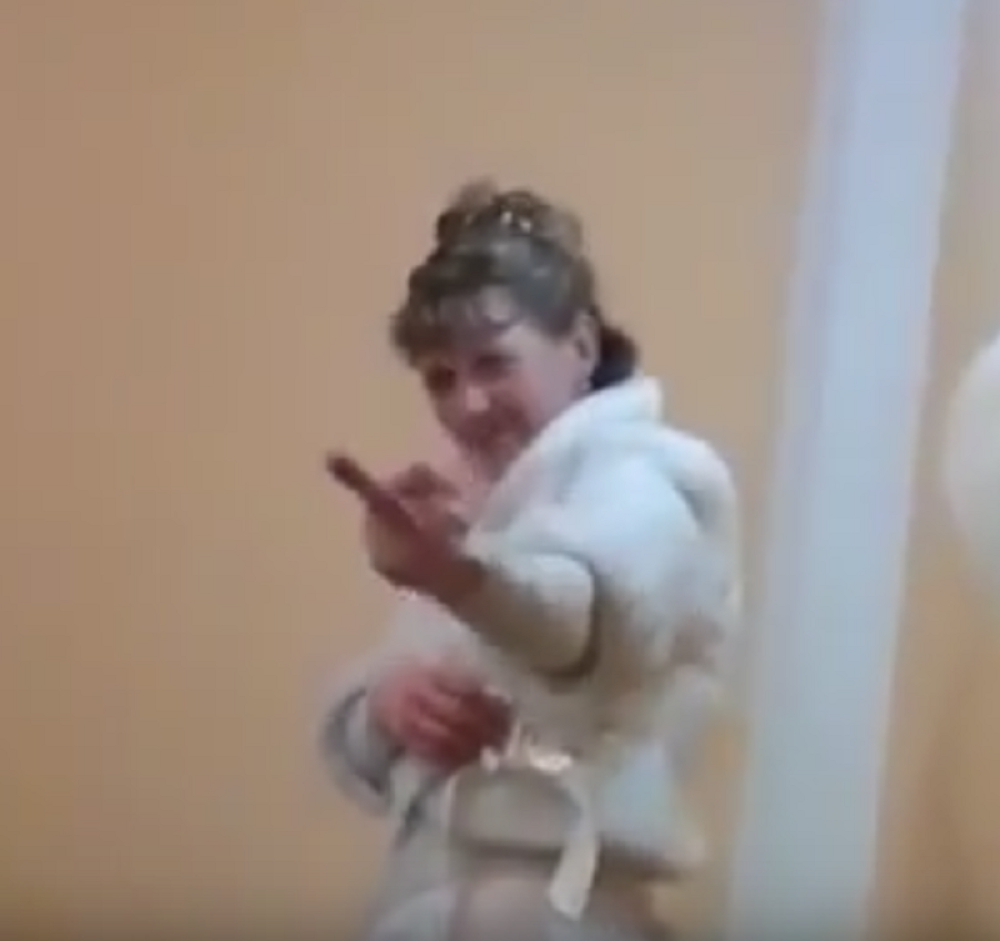 Mlada pokazala srednji prst, pa izbila tuča! (VIDEO)