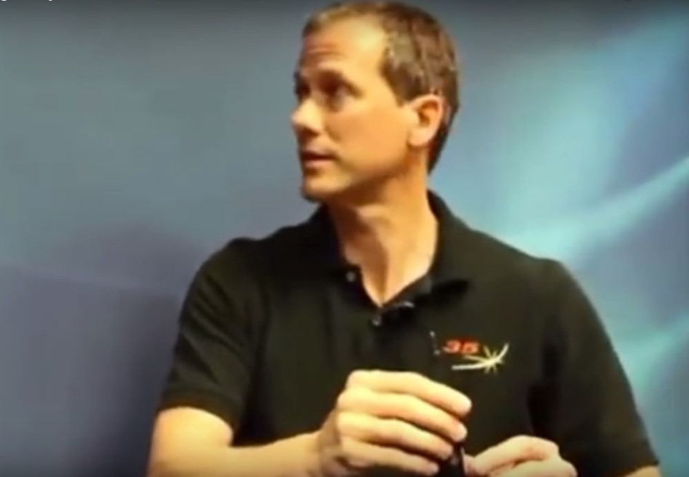 Astronaut zaboravio da je na Zemlji! (VIDEO)