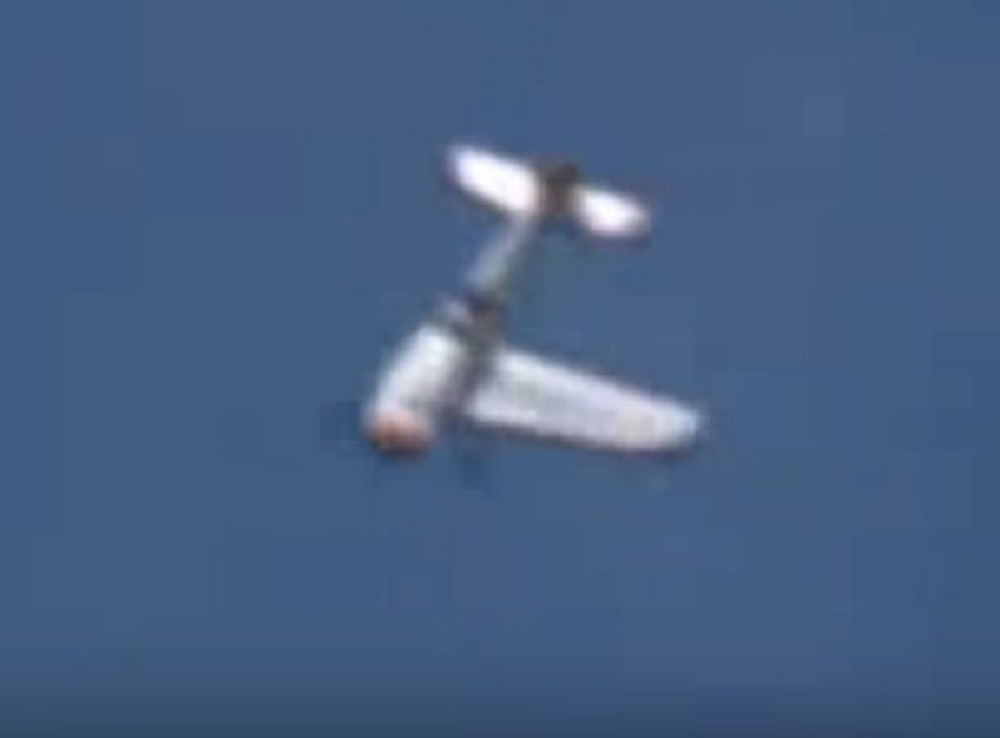 Spustio avion bez jednog krila?! (VIDEO)