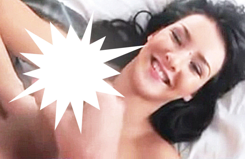 Anđela orgijala sa tri frajera!