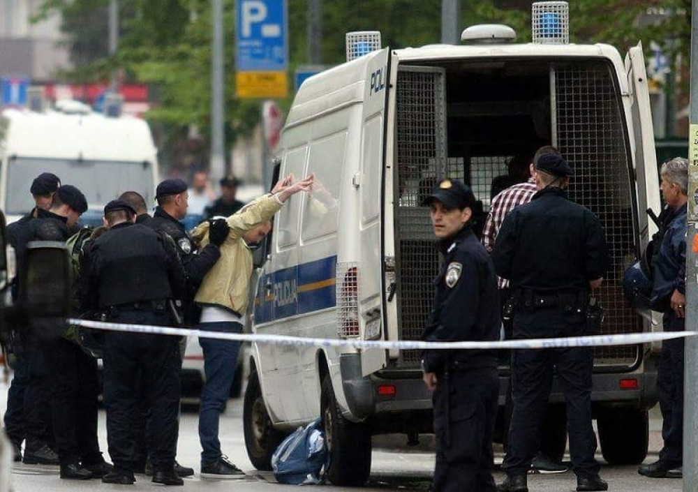 "Delije" pevale u marici, interventna hapsi i "Bojse" (VIDEO)