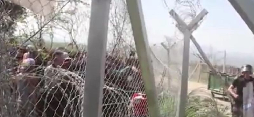 Policajac dete udara pendrekom (VIDEO)