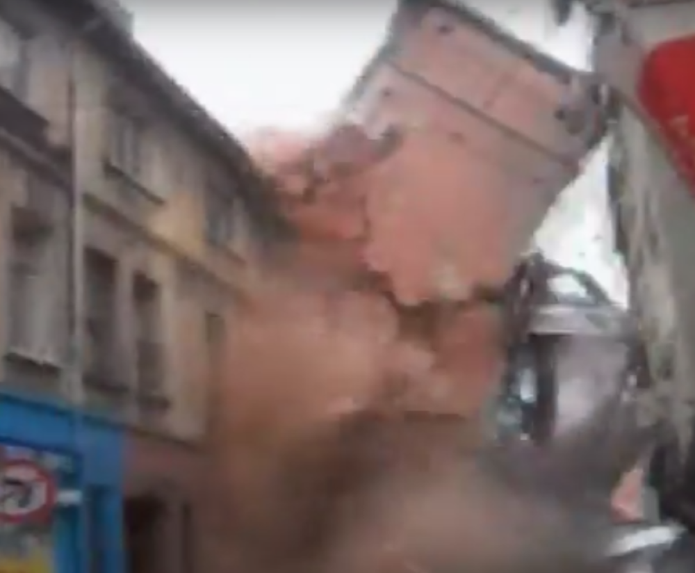 Srušila se zgrada u Istanbulu! (VIDEO)