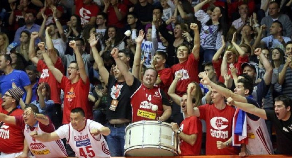 Orilo se "ubij Srbina", policija sprečila tuču!