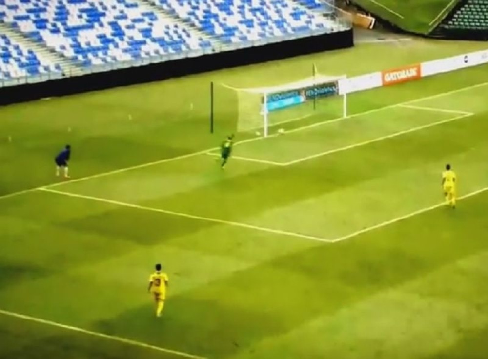 Majstorski gol, ali u svoju mrežu (VIDEO)