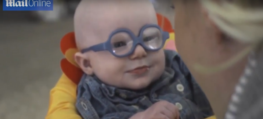 Dečak prvi put jasno video majku! (VIDEO)